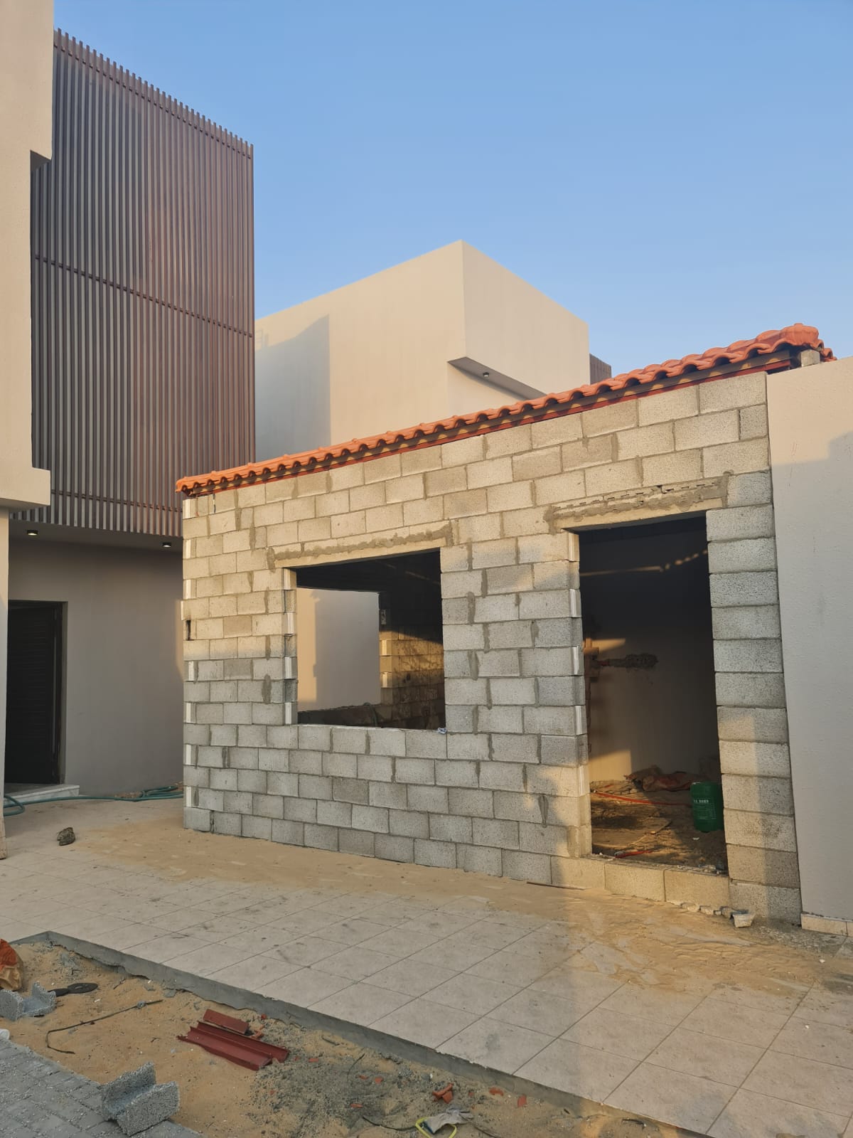 بناء ملاحق